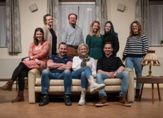 Toneelvoorstelling Alles Waard in het verenigingsgebouw in Mookhoek