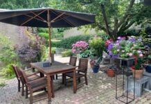 Verhalenvertellers in de tuin van Galerie De Opkamer