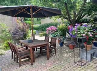 Verhalenvertellers in de tuin van Galerie De Opkamer