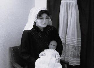 Expositie doopkleding voor kinderen in Museum het Land van Strijen