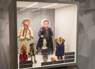 Rondleiding over tentoonstelling Juliana, Een eeuw in poppen door museumdirecteur Dirk-Jan List