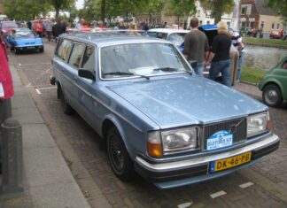 Oldtimer presentatie in het centrum van Oud-Beijerland op zaterdag 13 mei