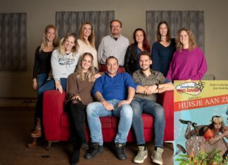 Toneelgroep ” Alles Waard” speelt op 16 en 23 maart ” Huisje aan zee” in het verenigingsgebouw in Mookhoek